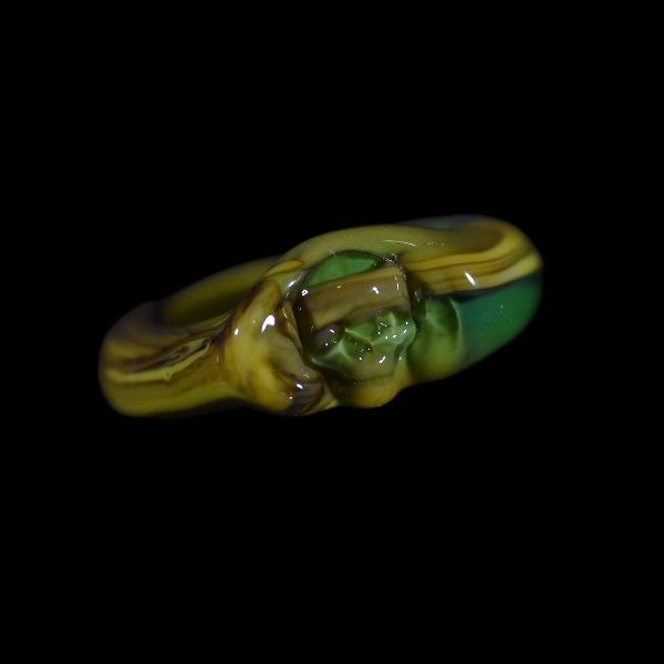 bague skull emeraude