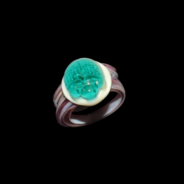 bague en verre scarabée
