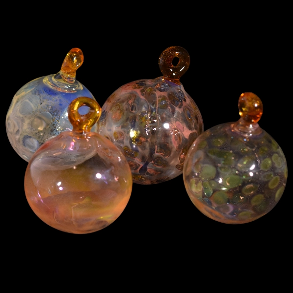 boules-de-noel en verre fuming